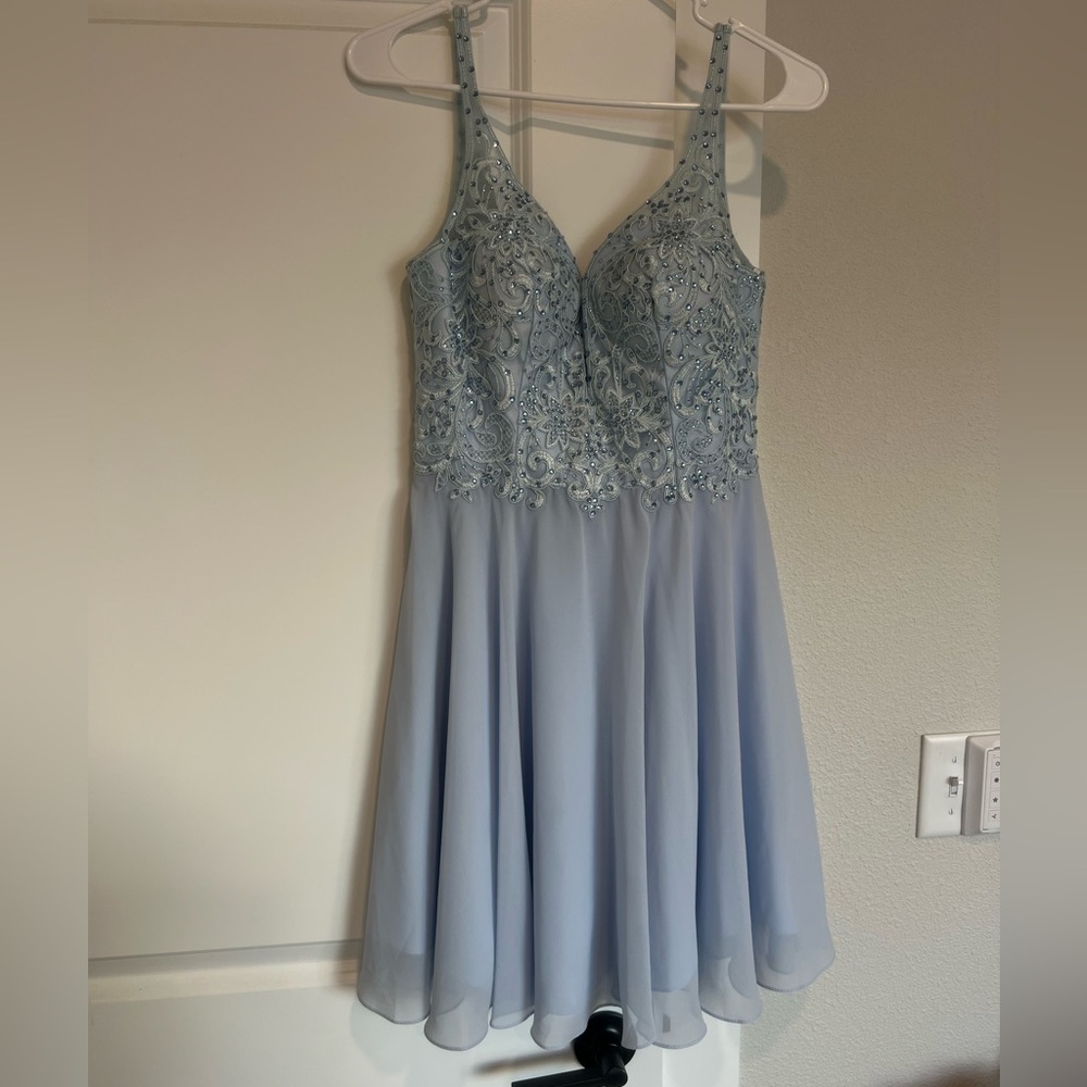 ELEGANT LIGHT BLUE EMBELLISHED FLOWY DRESS HOMECOMING/HOCO/PARTY/DANCE SIZE 8